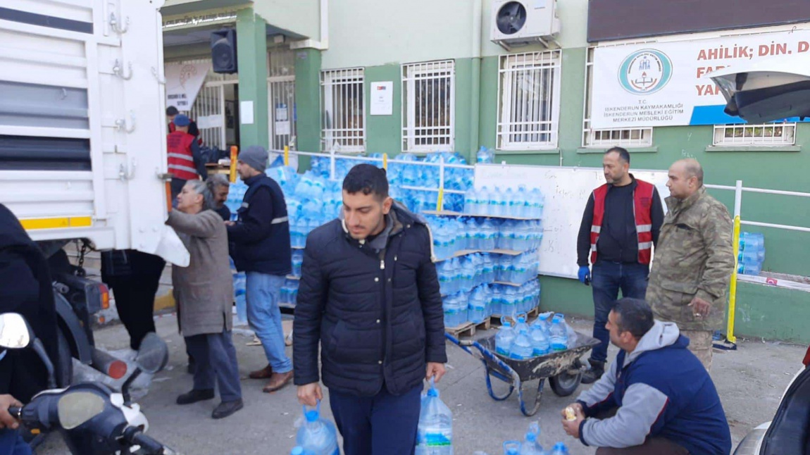 Kaman Eğitim Camiasından Deprem Bölgesine Su Yardımı